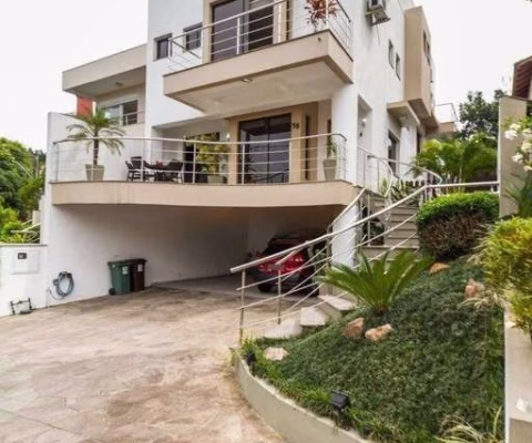 Excelente casa em condomínio com 3 suítes, piscina e 3 vagas de garagem