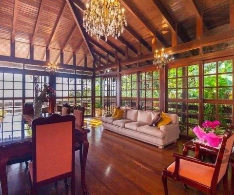 Casa com 400m² privativos e 1000m² de terreno, com vista. Um paraíso no Morro Apamecor!