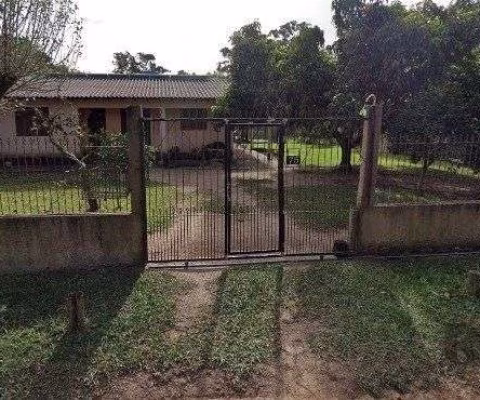 Casa com 2 dormitórios e amplo terreno em Viamão.