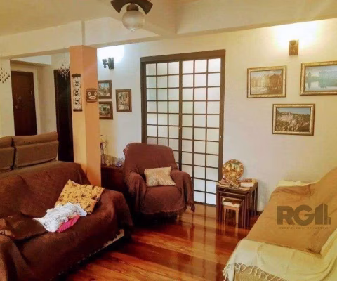 Casa com 3 dormitórios no bairro Tristeza