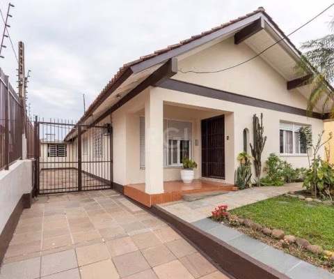 Casa para Venda - 450m², 4 dormitórios, sendo 1 suites, 9 vagas - Medianeira