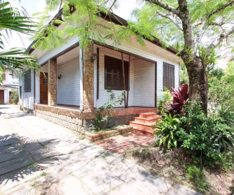 Casa mista com 4 dormitórios, 2 banheiros, 1 lavabo e 3 vagas a uma quadra da Av. Guaíba