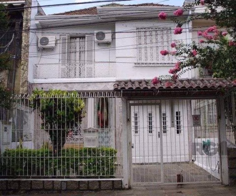 Casa sobrado no bairro São João de 3 dormitórios e 2 vagas