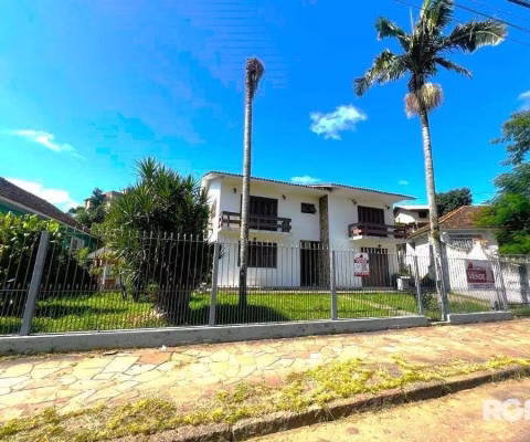 Casa com 351,60m2 de área construída em propriedade de 743m2 no Bairro Jardim Carvalho.