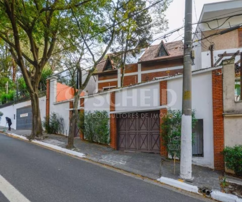 Casa para locação em Moema -  362m² - 4 Dormitórios - 1 Suíte -  3 banheiros - 5 Vagas
