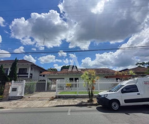Casa residencial com 2 quartos, 1 suíte, sala de estar e jantar, cozinha, banheiro social e área de serviços.