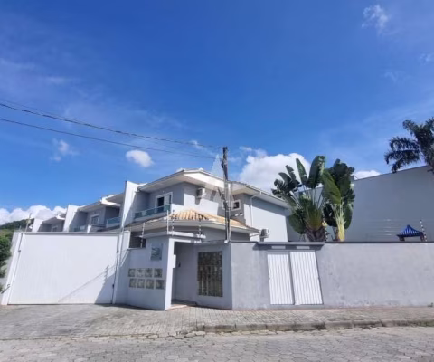 Geminado em condominio com 03 dormitórios, sendo 01 suíte, sala de estar, cozinha, bwc social, área de serviço e área de festa