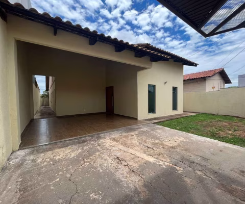 CASA PARA LOCAÇÃO DE 3 QUARTOS SENDO 2 SUITES, SALA, COZINHA AMERICANA COM ARMÁRIO E COOKTOP, GARAG