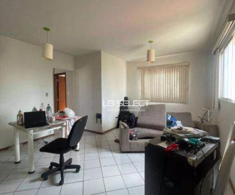 Apartamento com três quartos sendo uma suíte, sala em dois ambientes, banheiro social e garagem para um carro.