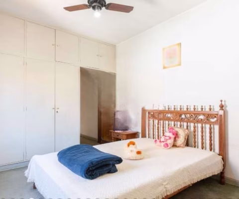 Sobrado em Perdizes com 248m², 4 quartos, 2 suítes, 2 vagas.