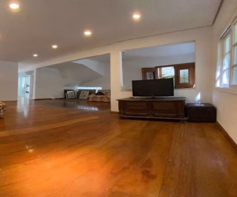 Casa no Itaim Bibi com 165m², 3 quartos, 1 suíte, 2 vagas.
