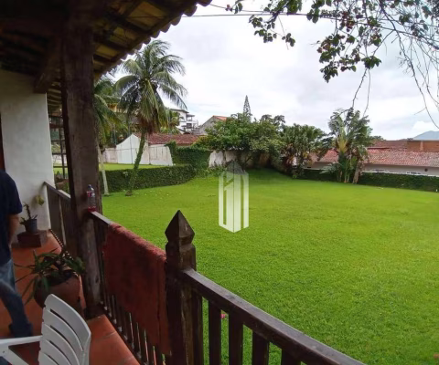 Propriedade Exclusiva de 1.815m² - Oportunidades de Investimento na Praia do Arrastão