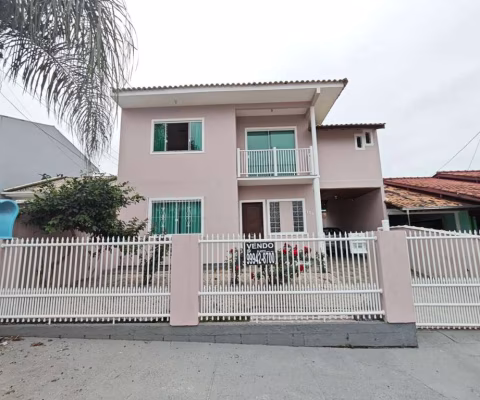 Casa para Venda em Palhoça, Madri, 4 dormitórios, 1 suíte, 3 banheiros, 3 vagas