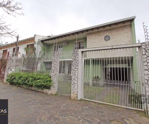 Casa com 5 suítes, 7 banheiros, 4 vagas no bairro Partenon