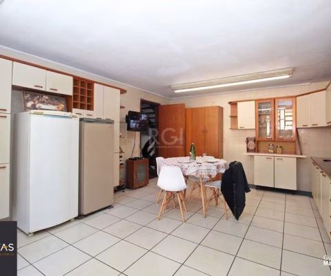 Casa para Venda - 526.64m², 4 dormitórios, sendo 2 suites, 4 vagas - Teresópolis
