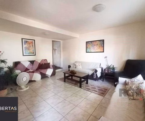Sobrado 5 dormitórios, 4 suites, pátio, piscina, 1 vaga - Bairro Menino Deus