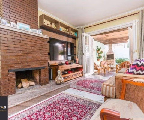 Casa para Venda - 258m², 3 dormitórios, sendo 1 suites, 4 vagas - Teresópolis