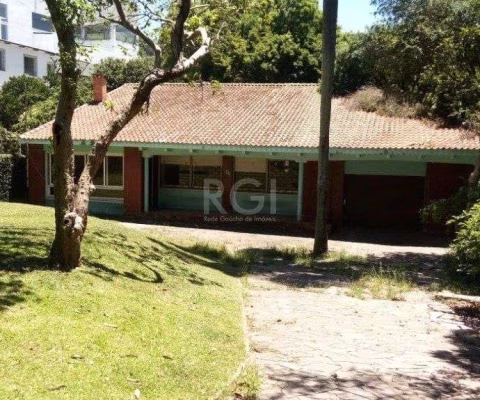 Casa para Venda - 244m², 2 dormitórios, 4 vagas - Teresópolis