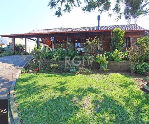Casa para Venda - 205m², 2 dormitórios, sendo 1 suites, 4 vagas - Cristal