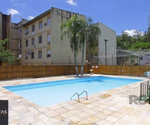 Apartamento com 02 quartos e 01 vaga escriturada e coberta, na Av. Antônio de Ca
