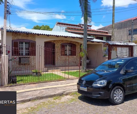 Casa 3 dormitórios, 1 suíte, vagas de garagem, Bairro Vila Cachoeirinha
