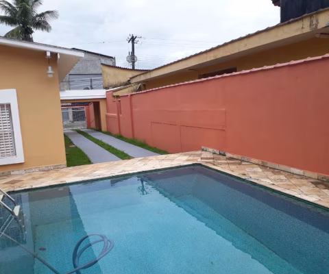 Casa térrea com 450m² de terreno, 202m² de área construída. 3 dormitórios, 2 salas, copa/cozinha, 2 banheiros, lavanderia, banheiro externo, garagem para 4 a 5 carros. Piscina, churrasqueira, sauna a
