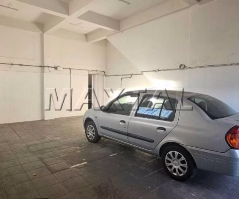 Salão comercial com 90m², 1 banheiro, 1 cozinha, 2 vagas de garagem próximo ao Largo do Japonês.