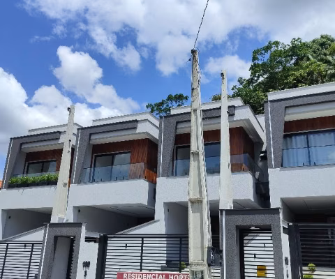 Sobrado geminado com 3 suítes à venda no bairro Glória em Joinville-SC por R$ 1.034.000,00.