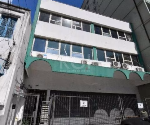 LOJA - Imóvel com 217,46 m², loja ampla com piso laminado, 2 lavabos, 3 salas individualizadas, pátio de fundos com churrasqueira. Localizado nas imediações da Av. Benjamin Constant. &lt;BR&gt;Aceita 