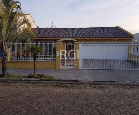 Casa plana ,03 dormitórios ,sendo uma suite com hidro massagem, hall de entrada,living 03 ambientes com lareira, finamente decorado,lavabo,sala de jantar,banheiro social com esmero e qualidade,cozinha