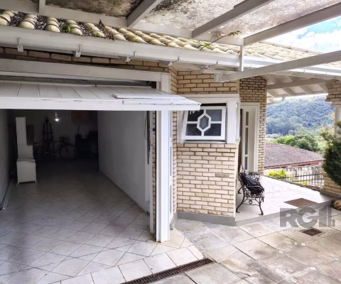Ótimo e amplo sobrado nos altos do bairro Vila Nova, com 362m² construídos, de 4 pavimentos, com 3 dormitórios e 5 vagas. Possui hall de entrada, sala de estar com lareira, sala de jantar, 3 dormitóri