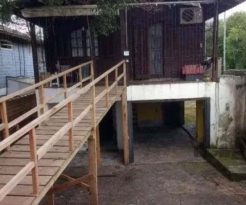 Casa 2 andares com duas moradias independentes, térreo 2 dormitórios, cozinha,banheiro,sala de estar, lavanderia com churrasqueira, garagem para 1 carro com churrasqueira, pátio nos  fundos e na frent