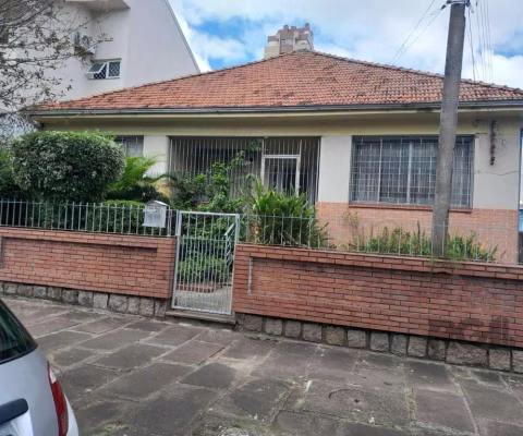 Casa ampla e bem localizada ideal para moradia, clinica geriátrica, restaurante ou empresa. Localizada na rua São Francisco, bairro Santana, este imóvel apresenta terreno com dimensões de 13,50 metros