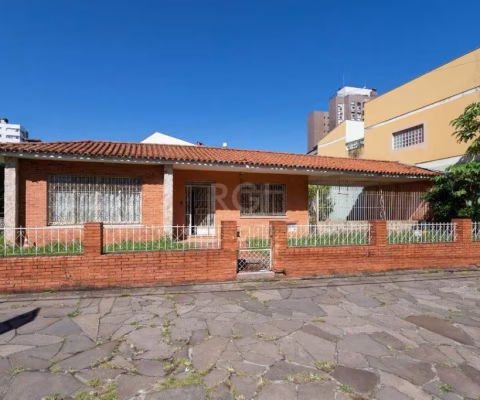 Excelente casa à venda no bairro Menino Deus, Com 4 dormitórios.&lt;BR&gt;Infraestrutura completa, face frente a fundos. Ótima localização próximo a comércios e serviços. Terreno de esquina | Bairro M