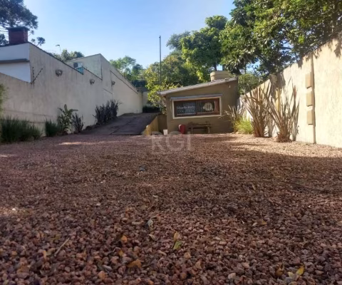 Excelente ponto comercial na Av. Oscar Pereira medindo 10 m de frente x 39,60 de fundos.&lt;BR&gt;escritório mobiliado, banheiro, sistema de alarme, cerca elétrica, luz 110/220 v instalada, sistema de