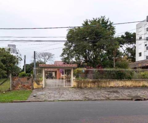 Casa térrea , hall de entrada, living 03 ambientes com lareira, sala de jantar, copa cozinha, circulação, 04 dormitórios , sendo uma suite, dependência de empregada, wc auxiliar, garagem coberta para 