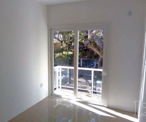 casa à venda em Porto Alegre, localizada no bairro Guarujá. Com área privativa de 160m² e área total de 190m², possui 3 dormitórios, sendo 1 suíte, 3 banheiros sociais, lavabo e sacada. Conta com terr