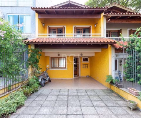 Belo sobrado no bairro Espírito Santo. Com uma vista incrível, de todos os ambientes. São 3 pavimentos e um pátio nos fundos. &lt;BR&gt;Primeiro pavimento conta com 1 lavabo, sala de estar com lareira