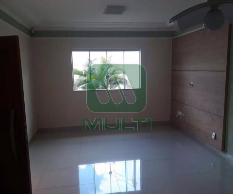 Casa com 3 quartos para alugar no Santa Mônica, Uberlândia 