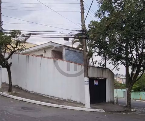 Grande casa em 2 andares, terreno de esquina.