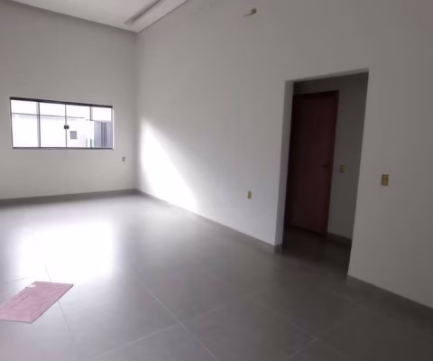 Casa com 3 quartos (1 suíte), cozinha com bancada em ilha, 2 vagas de garagem, em bairro planejado.