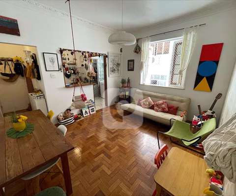 Apartamento 2 quartos com varandinha em charmosa rua da Lagoa