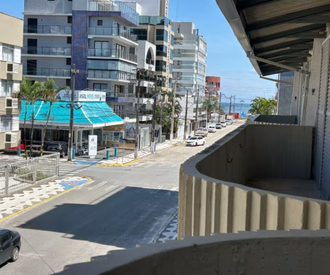 APTO A UMA QUADRA DO MAR COM 3 VAGAS DE GARAGEM