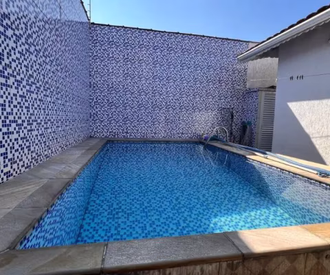 Casa de Esquina com Piscina e 3 Dormitórios (2 Suítes) - Maracanã, a 200 metros da Praia