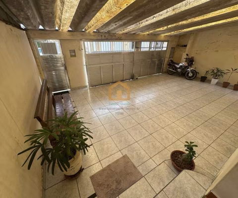 Casa isolada e térrea com  3 vagas de garagem 2 dormitórios sendo 1 suíte e 1 edícula