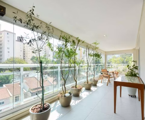 Apartamento com 200 m², 4 quartos sendo 3 suítes à venda no bairro Vila Mariana.