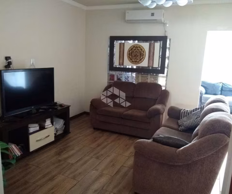 Linda Casa com 3 Dormitórios (1 Suíte) no Bairro Tamandaré - Excelente Localização em Esteio/RS