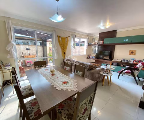 Casa em Condomínio fechado, com 3 dormitórios, living dois ambientes, sala de estar e jantar, 2 banheiros sendo uma suíte, churrasqueira, 2 garagens c