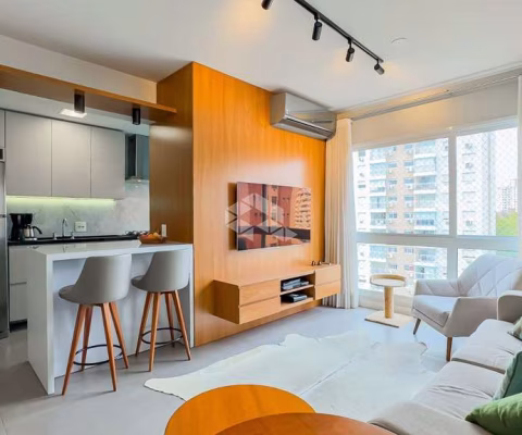 Apartamento 3 dormitórios, transformado em 2 dormitórios com living estendido, súite, 2 vagas lado a lado, infra estrutura completa.