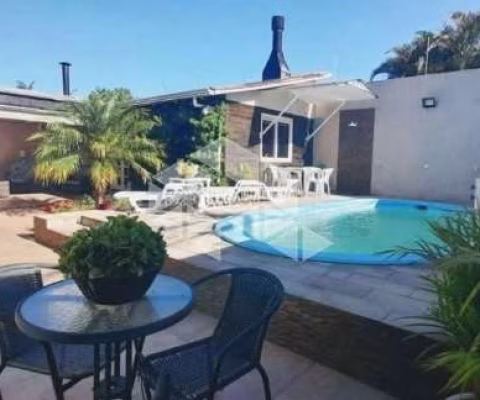 Casa de esquina, com 3 dormitorios, 2 banheiros  e piscina na Estancia Velha.